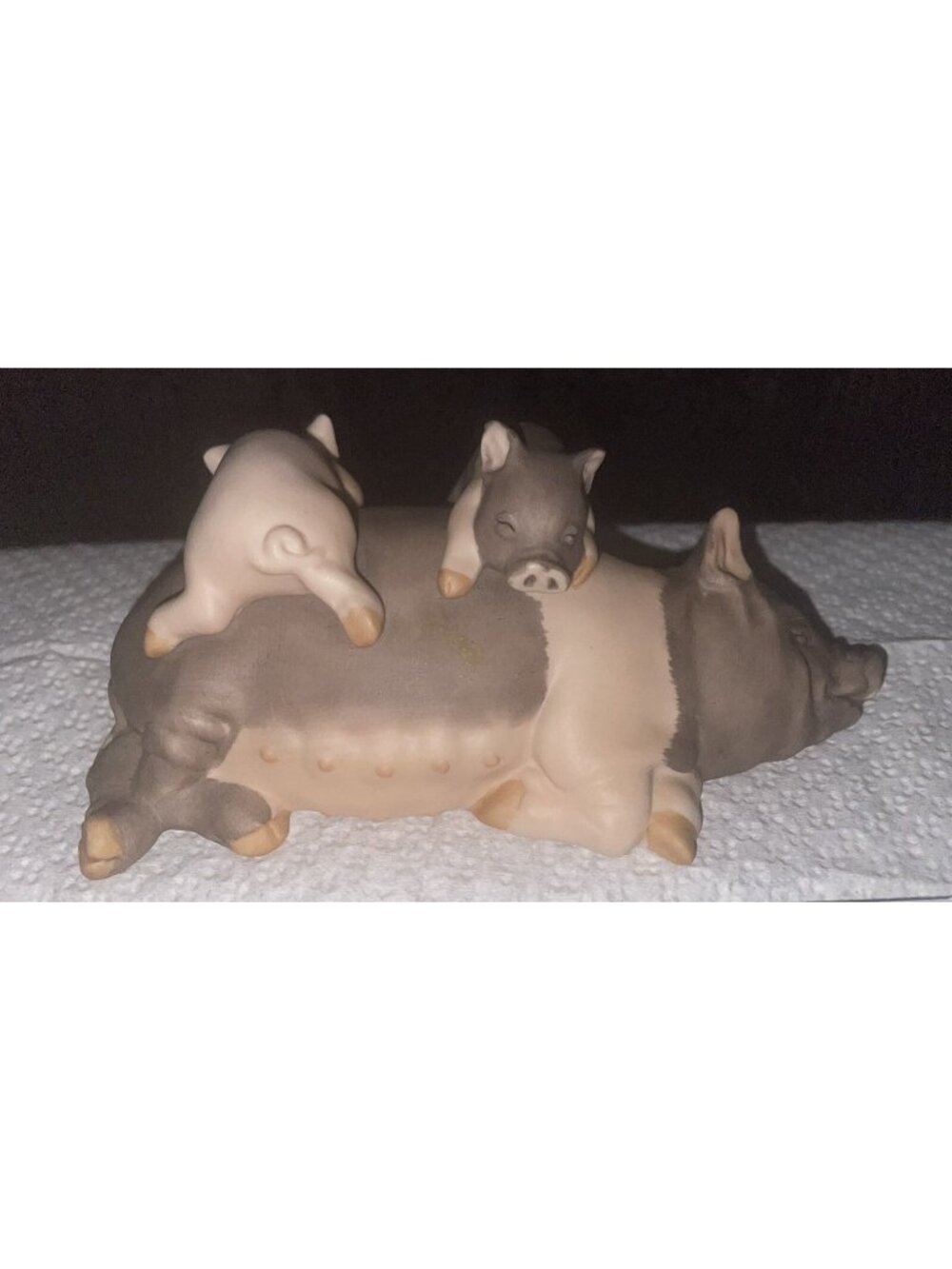 Rare 1986 Enesco Laying Mama Pig & 2 Piglets 4.75”x2”